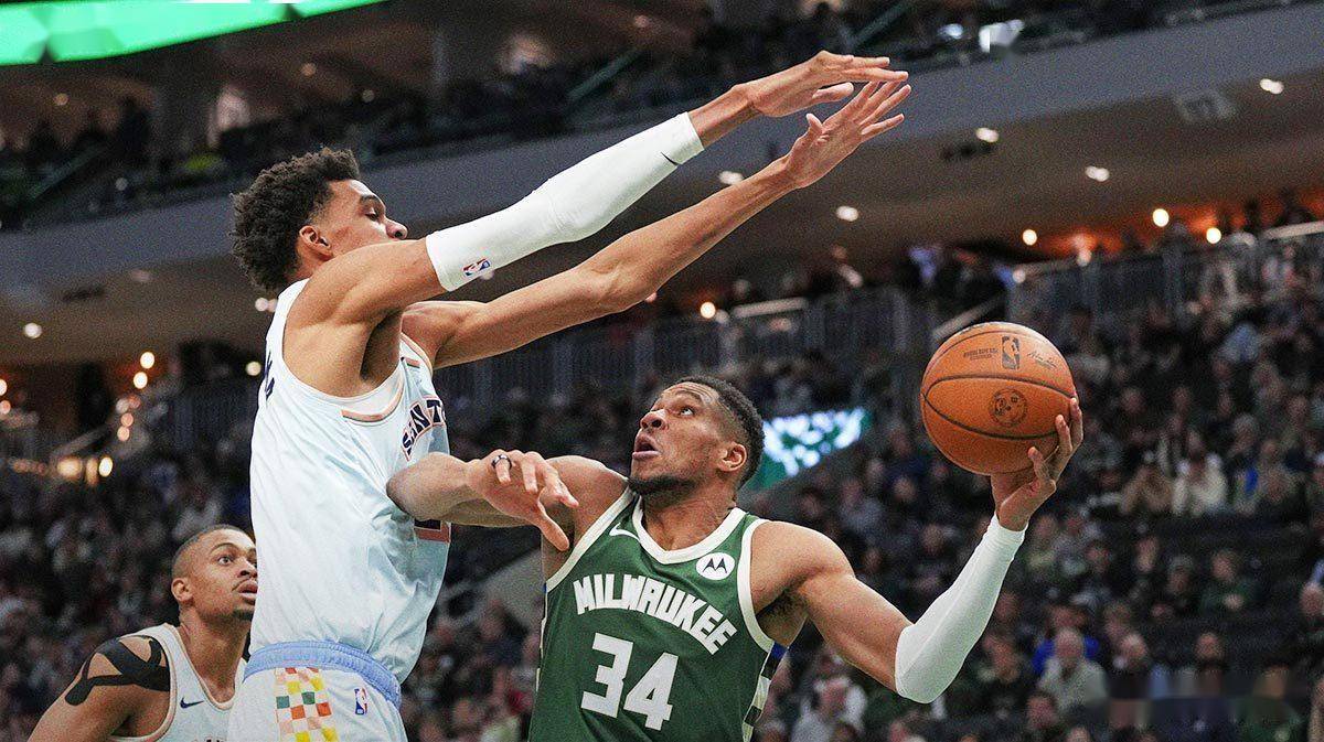 包含开拓者阿德托昆博贡献三双表现，帮助球队击败马刺的词条